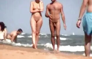 Plavuša na nudističkoj plaži