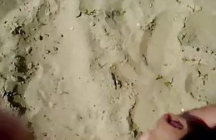 Drkajući se na plaži svršavajući se. Ruski