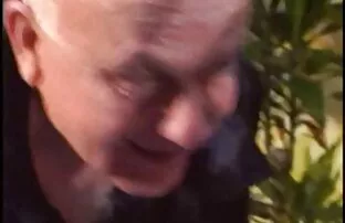 Guy Blonde Bitch pokazuje velike sise svojoj supruzi