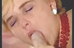 Plavuša teen cumshot