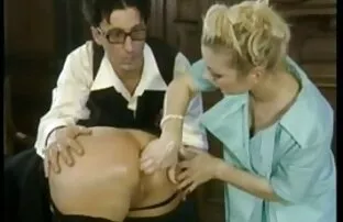 Analni ukazivanje za Francusku zrelu ženu Mlada žena
