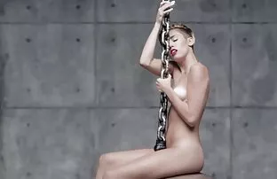 Gole scene Miley Cyrus-Kugla koja uništava kuglice 1