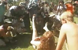 Zabava na nudističkom skupu 8
