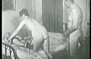 Starac ima vruću trojku s dvije napaljene djevojke u spavaćoj sobi
