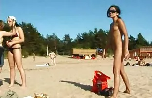 Amaterski otvoreni javni tinejdžerski voajer na plaži