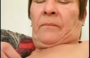 Bucmast baka s dlakavom macom zadovoljava mladog
