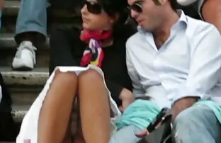 Voajer 5 beba gornja suknja na stepenicama s dečkom
