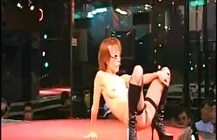 Seksi dlakavi japanski goli film s golim medresima na sceni japanskog noćnog kluba