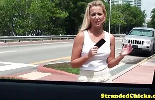 Nasukana plavuša u filmskoj emisiji o seksu u automobilu