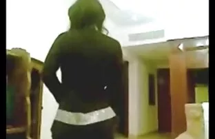 Vrlo seksi gola plesačica u arapskom Pakistanu