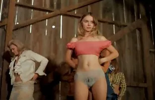 Gole žene na sceni 1972