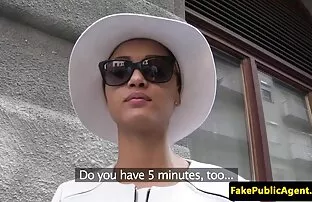 Ebony beauty doggystyle povukao lažni agent