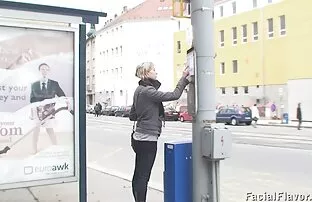 Plavokosa tinejdžerka dobiva lice u masivnoj svlačionici