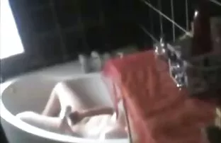 Skrivena kamera uhvati moju sestru kako se samozadovoljava pod tušem