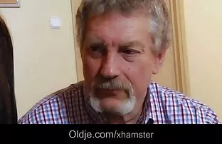 Starac jebe vruću djevojku dok mu je žena kod kuće