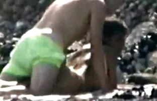Video sa voajera na plaži: Djevojka se puše