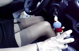Prijatelj supruge Muža vozi automobil dok mu promatra noge