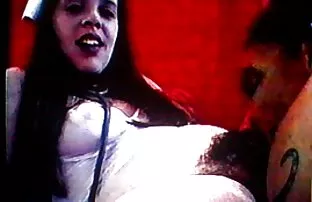 Dlakavu bijelu djevojku crnac udara.