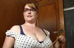 Učitelj velike sise želi ovaj komični seksi film