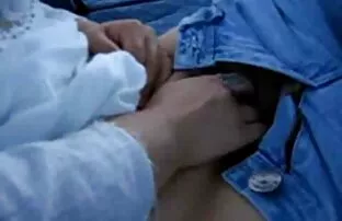 Smiješni čovjek i njegova azijska supruga u autobusu koji imaju seks