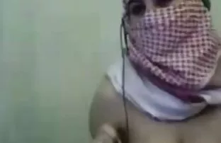 Djevojka palestinskog arapskog hidžaba pokazuje velike sise na web kameri