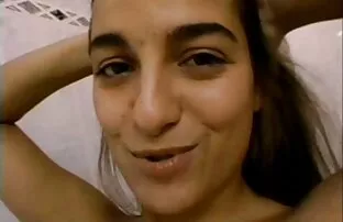 Dlakava lil 'anna čvrsto steže svog dlakavog izviđača