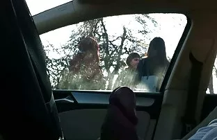Bljesak automobila 4 djevojke na autobusnoj stanici