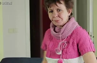 Mršava zrela baka radi svoju dlakavu macu