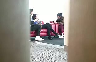 Iskrene indijske babe nogama viseće crne tajice