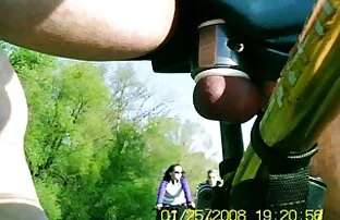 Dvije mačke na biciklu.