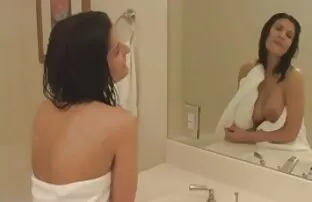 Vruća mama u kupaonici