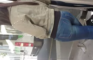 Sperma za tinejdžerku na autobusnoj stanici