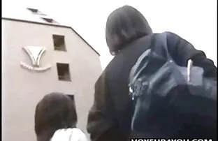 Mlade školarke u uniformama i mini suknjama