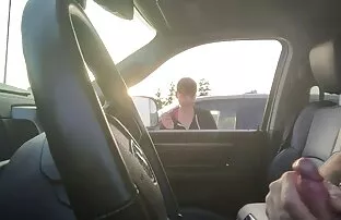 Automobil gleda kako bljeska, mora tražiti ruku.