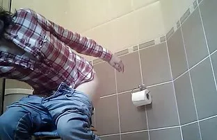 Špijuniranje oženjenog seksi nastavka pod tušem