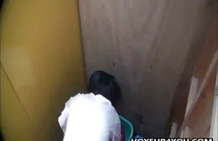Mlade žene koje se skidaju iz kupaćeg kostima