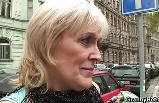 60-godišnja kurva jaše na svom malom kurcu