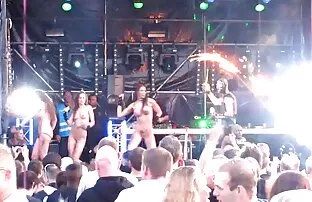 Gole devojke na sceni gogo devojke na rejv-tehno koncertu 2