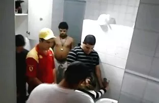 Muškarci, toaleti, masovno jebote