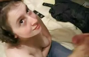 Stidljive slatke sise sperma u usta