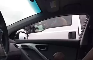 Ne može prestati da gleda. Dick flash