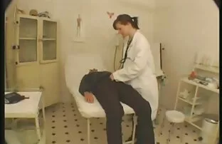 Ženska doktorica sisa svoje pacijente.
