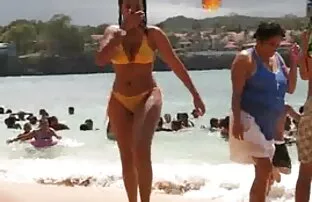 Prsata djevojka u prozirnom bikiniju