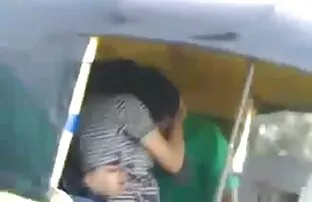 Desi auto rikša ljubljenje