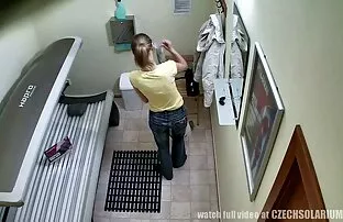 Češki tinejdžeri u javnom solarijumu