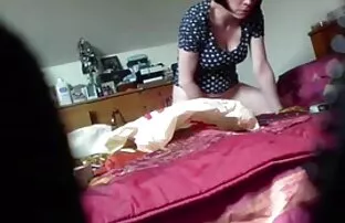 Moja napaljena mama sa svojom igračkom na krevetu uhvaćena skrivenom kamerom