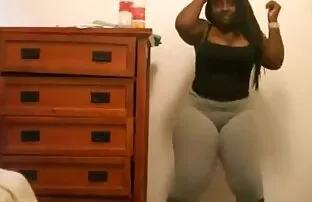 Bbw torta od ebanovine u sivim tajicama