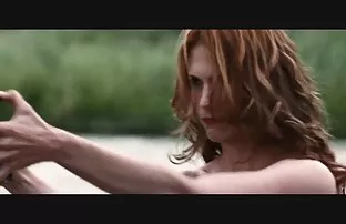 Jan Jones scena u toplesu u slatkoj vodi poboljšana je visokog kvaliteta