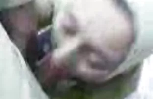 Arapska djevojka u hidžabu sisa penis na poslu
