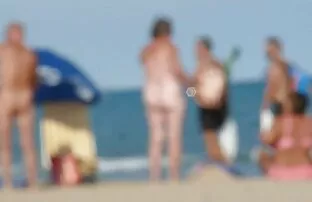Pogledajte nudističku plažu sa prolaznicima!